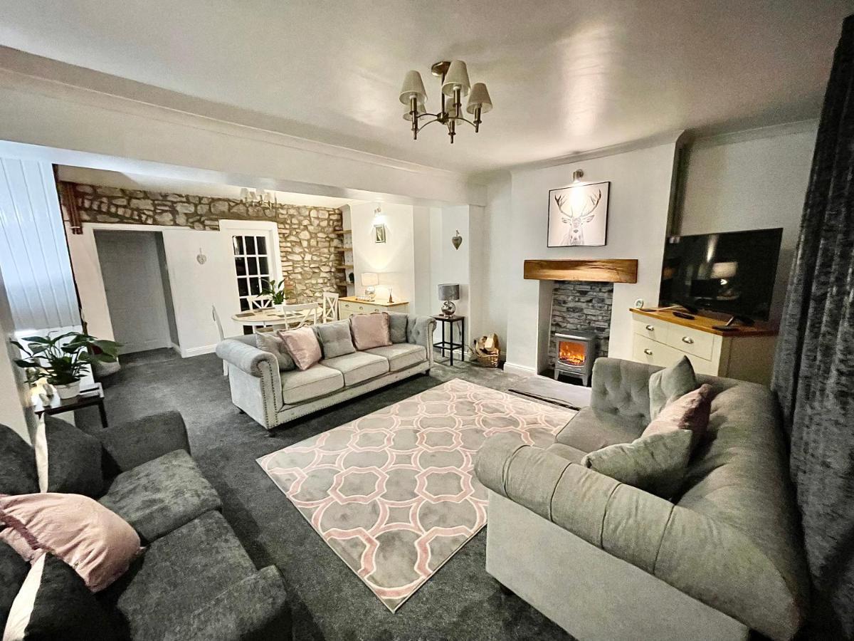Traditional Cosy Pet Friendly Cottage By The Canal With Cymru Holidays Cwmbran Exterior foto
