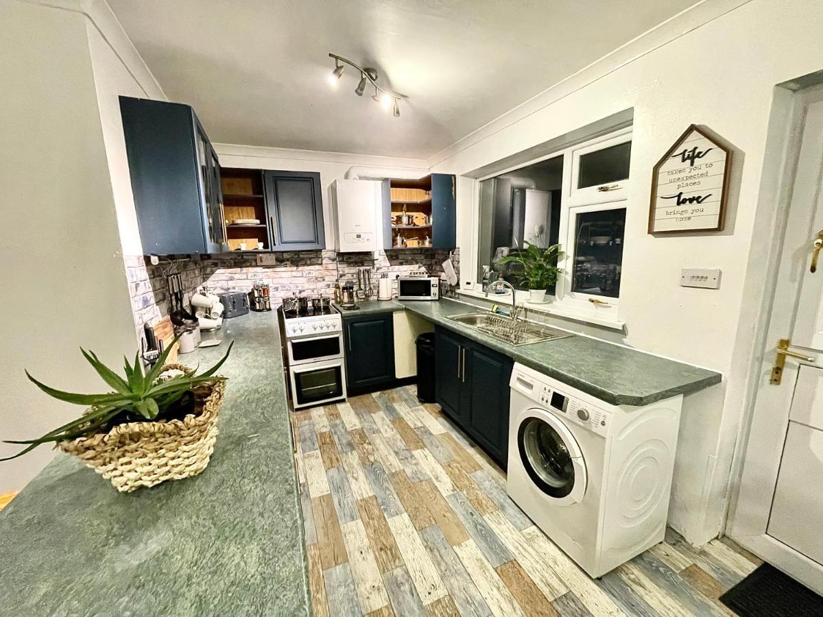 Traditional Cosy Pet Friendly Cottage By The Canal With Cymru Holidays Cwmbran Exterior foto