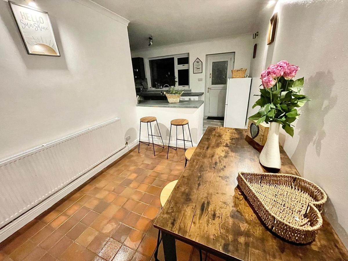 Traditional Cosy Pet Friendly Cottage By The Canal With Cymru Holidays Cwmbran Exterior foto